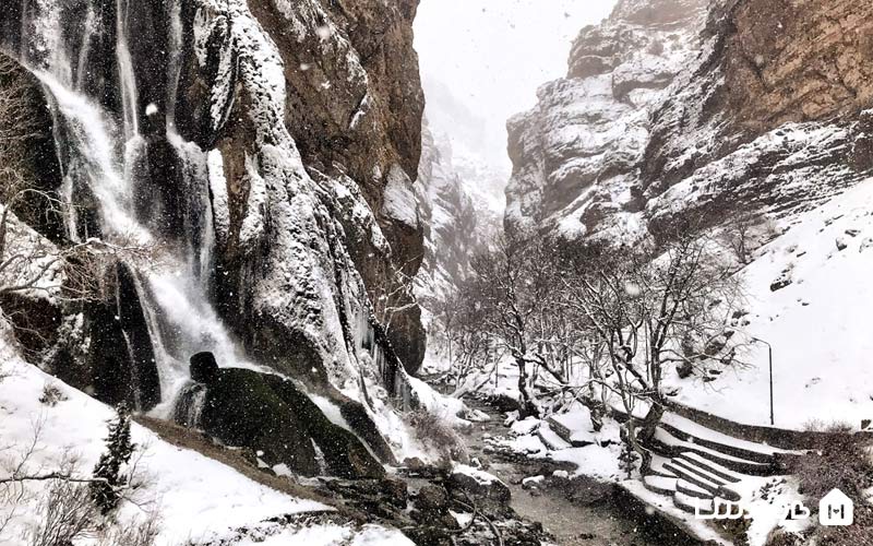 آبشار آب سفید الیگودرز در زمستان