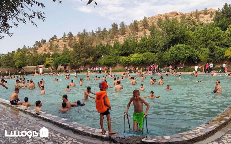 آب‌تنی کودکان در حوضچه خرم‌آباد، یکی از خنک‌ترین شهرهای ایران در تابستان