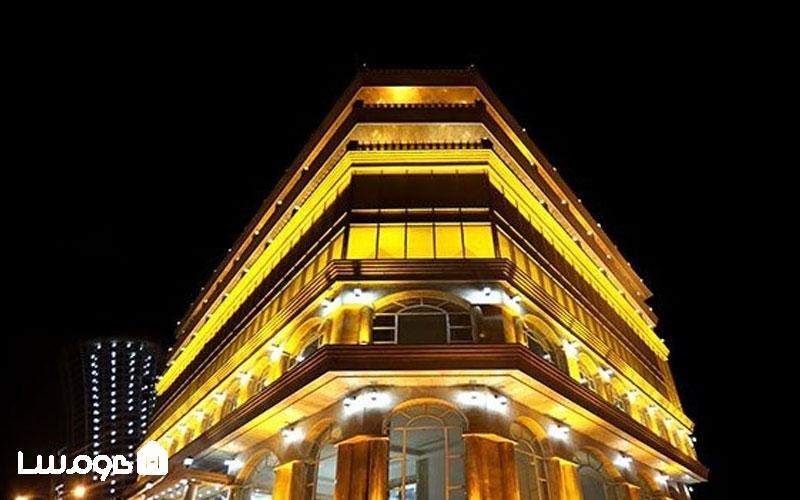 نورپردازی کافه رستوران ادمیرال در شب؛ جزو بهترین رستوران های متل قو