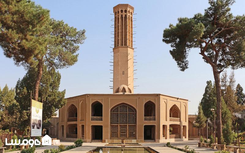 باغ دولت آباد با عمارت بادگیر بلند؛ جاذبه‌ای در دل کویر