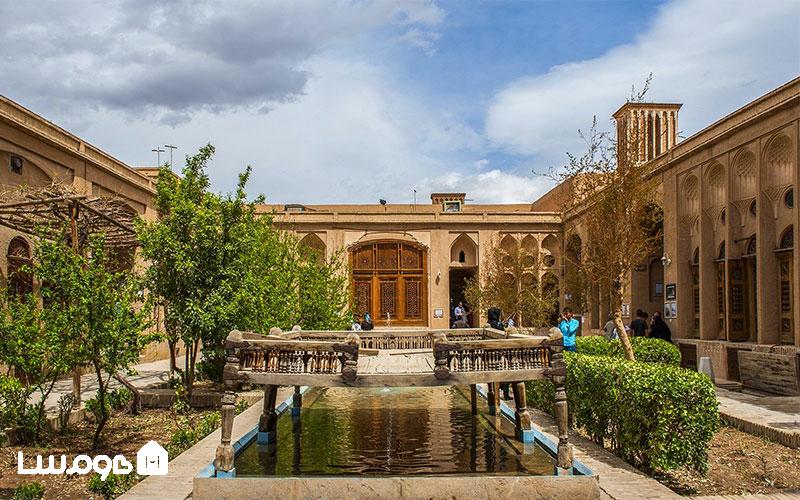 خانه لاری‌ها؛ پناهگاهی امن در میان کویرها و جاهای دیدنی یزد