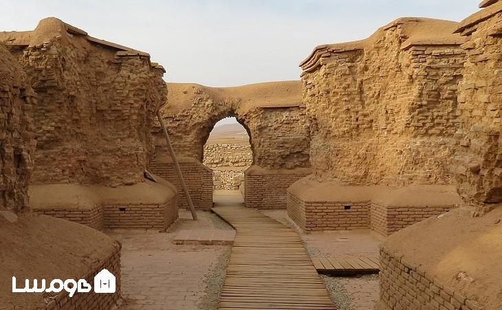 ویرانههای معبد آناهیتا، یکی از جاذبههای تاریخی تخت سلیمان