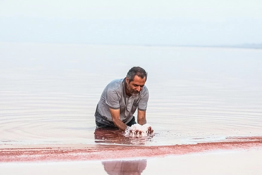 نمک درمانی در دریاچه حوض سلطان قم در فصل تابستان