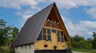 ألدر كوخ خشبي سويسري.