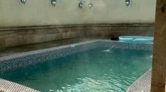 حديقة فيلا شهريار مع مسبح في كرج، طهران