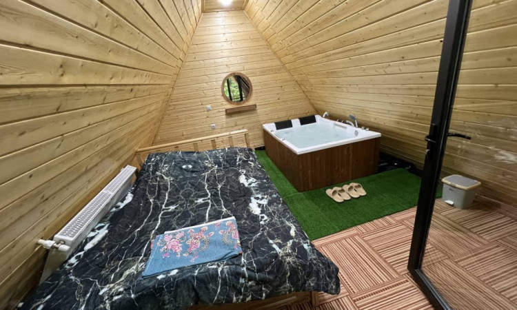 اجاره کلبه سوئیسی جکوزی‌دار جنگلی شالما 2
