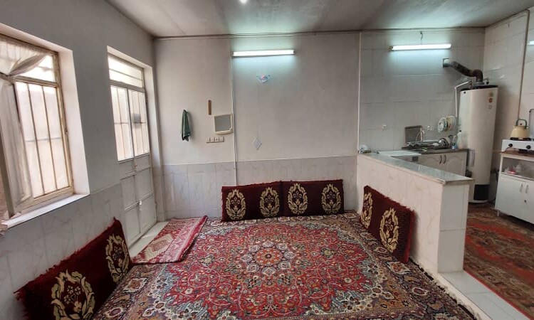 الصفحة الرئيسية بالقرب من قبر خايام ، عطار وكامال آلك
