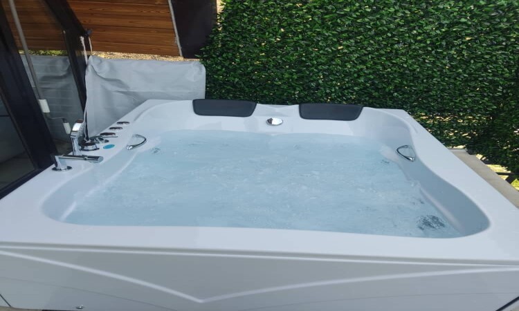 اجاره کلبه سوئیسی جکوزی دار پل سفید