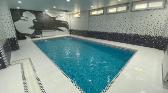 حمام سباحة جاكوزي فاخر من أربع غرف نوم