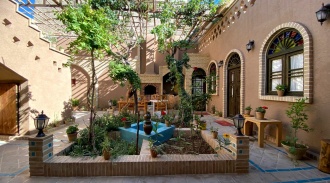 رزرو بوم گردی شب نشین کویر اتاق نگارستان