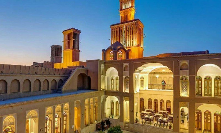 اقامتگاه سنتی آقازاده- احسان