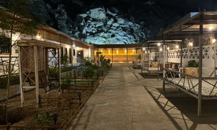 رزرو بوم‌گردی رامش (اتاق توتیا)