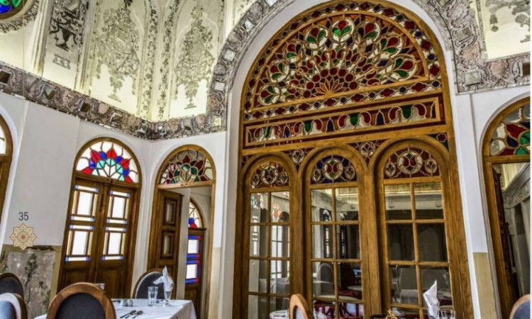 رزرو هتل سرای عامری (اتاق شاه نشین یاس)