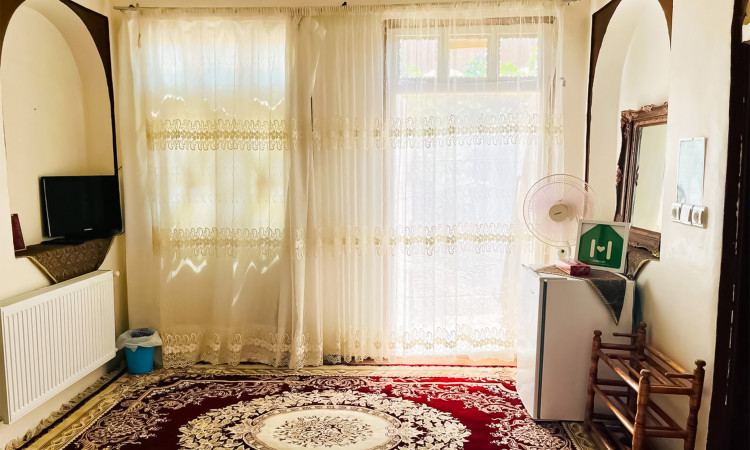 رزرو بوم گردی عمارت بانو - اتاق پهنا (باپارکینگ)