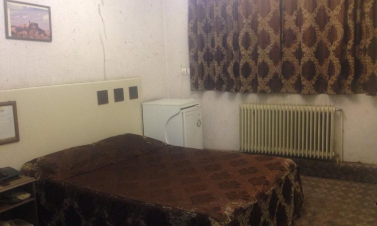 مهمانپذیر ابریشم اتاق سه تخته