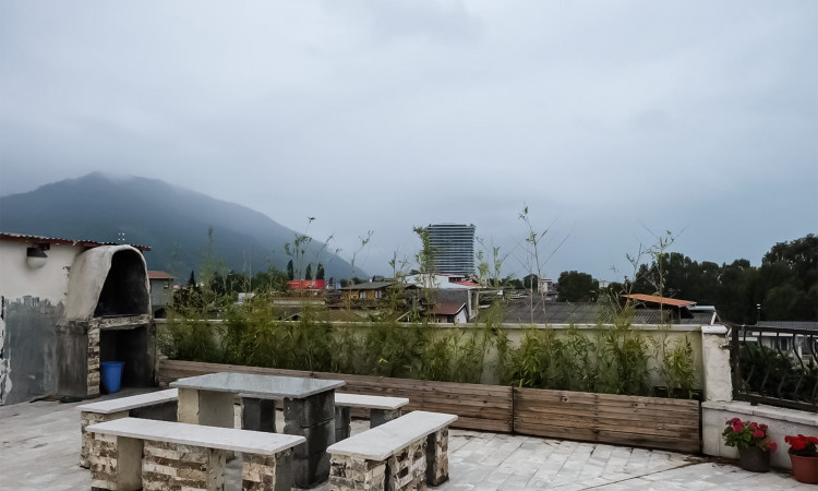 اجاره آپارتمان ساحلی نوساز‌ با استخر وجکوزی رو به دریا