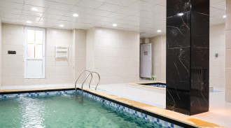 اجاره آپارتمان ساحلی نوساز‌ با استخر وجکوزی رو به دریا