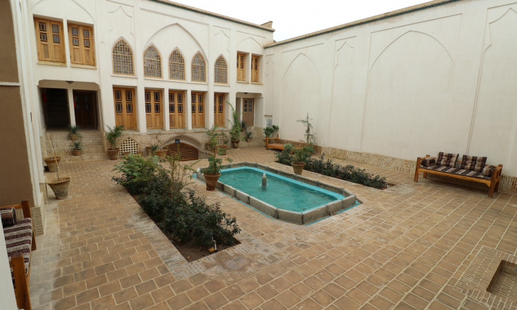 رزرو اقامتگاه سنتی سرای دیبا (اتاق 108 شاه نشین)