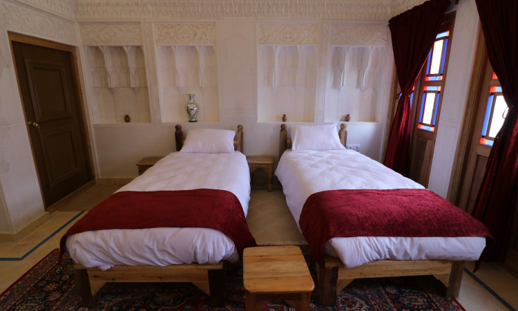 رزرو اقامتگاه سنتی سرای دیبا (اتاق 108 شاه نشین)