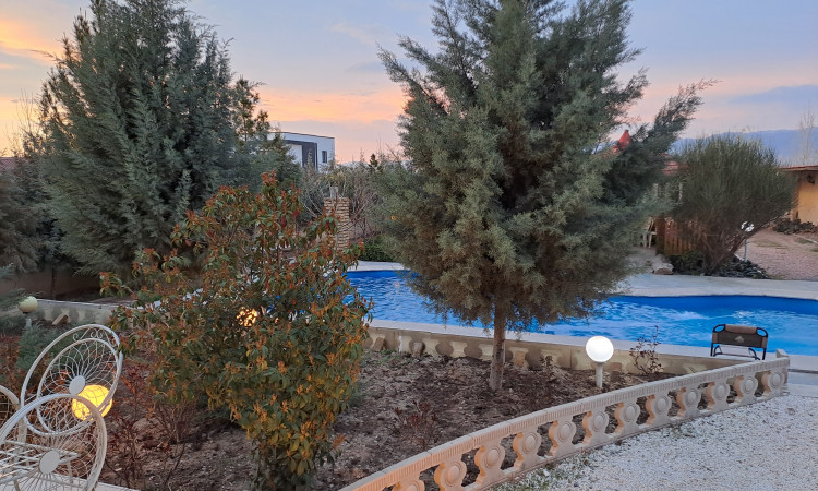 ویلا دو خواب در زعفرانیه کردان با استخر آبسرد روباز