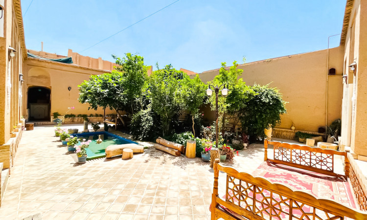 رزرو بوم گردی عمارت بانو - اتاق ترمه (با پارکینگ)