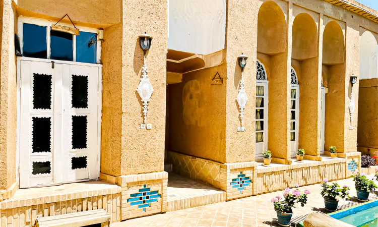 رزرو بوم گردی عمارت بانو - اتاق ترمه (با پارکینگ)