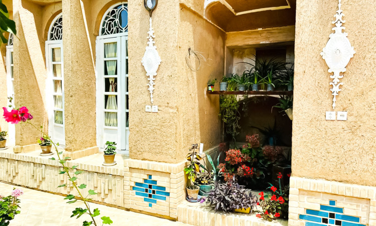 رزرو بوم گردی عمارت بانو - اتاق ترمه (با پارکینگ)