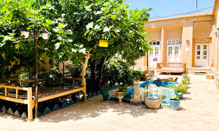 رزرو بوم گردی عمارت بانو - اتاق ترمه (با پارکینگ)