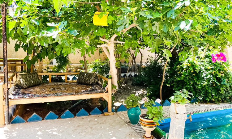 رزرو بوم گردی عمارت بانو - اتاق ترمه (با پارکینگ)