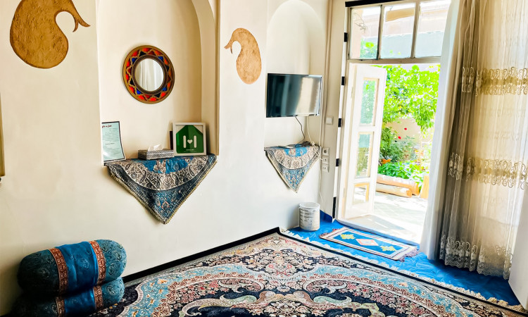 رزرو بوم گردی عمارت بانو - اتاق ترمه (با پارکینگ)