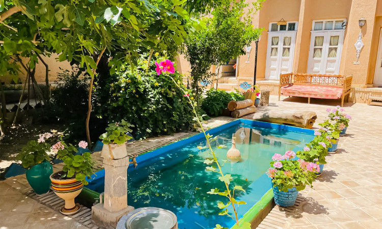 رزرو بوم گردی عمارت بانو - اتاق سه دری (با پارکینگ)