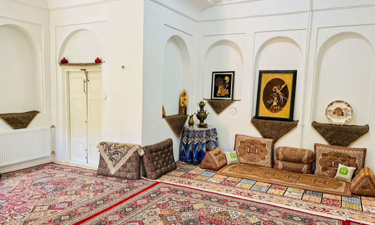رزرو بوم گردی عمارت بانو - اتاق سه دری (با پارکینگ)