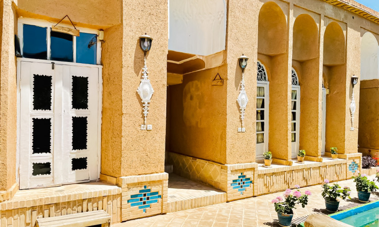 رزرو بوم گردی عمارت بانو - اتاق کاهگلی (با پارکینگ)