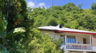 استئجار فيلا بتصميم قديم مع فناء جميل مع نهر طبيعي