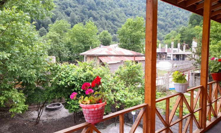 رزرو کلبه جنگلی نزدیک‌ ییلاقات و آبشار