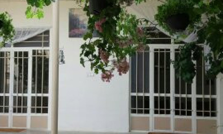 خانه روستایی زیبا نزدیک رودخانه خروشان زاینده رود