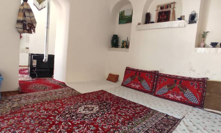 خانه روستایی زیبا نزدیک رودخانه خروشان زاینده رود