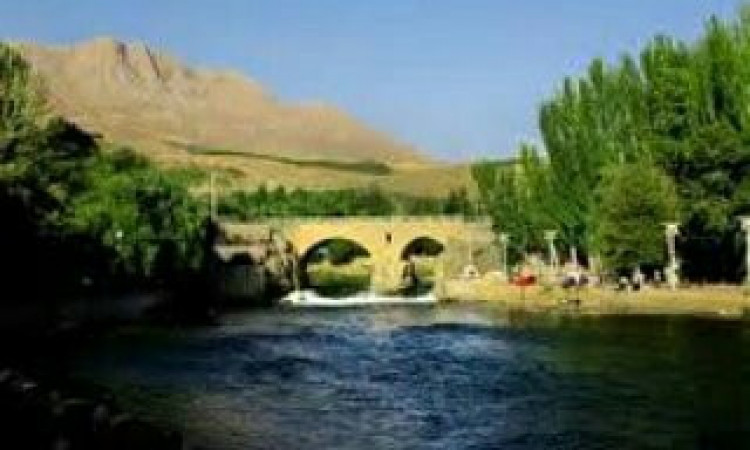 خانه روستایی زیبا نزدیک رودخانه خروشان زاینده رود