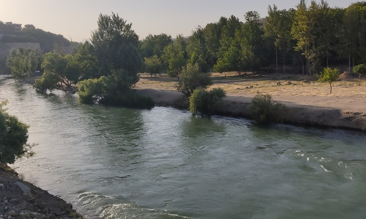 خانه روستایی زیبا نزدیک رودخانه خروشان زاینده رود