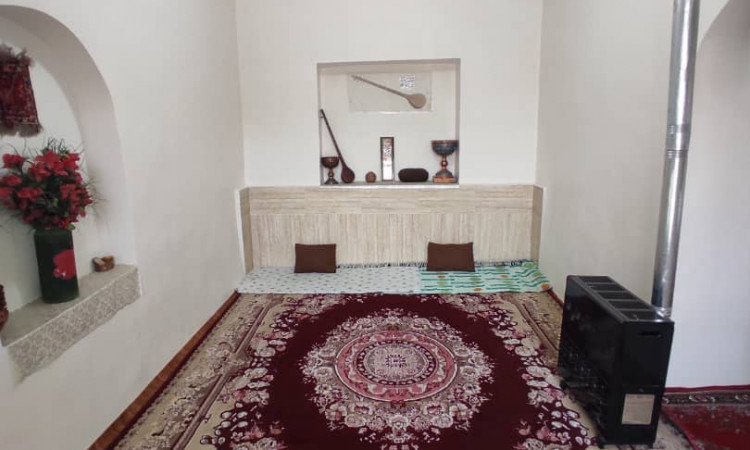 خانه روستایی زیبا نزدیک رودخانه خروشان زاینده رود
