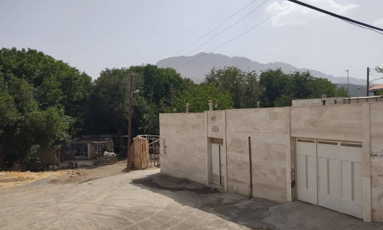 خانه روستایی زیبا نزدیک رودخانه خروشان زاینده رود