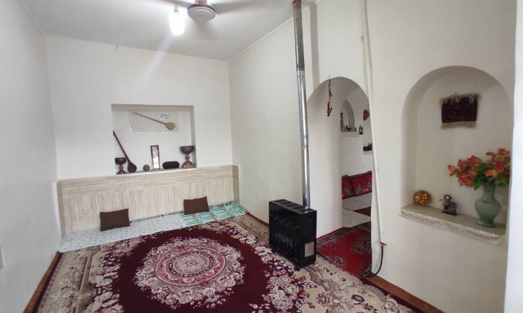 خانه روستایی زیبا نزدیک رودخانه خروشان زاینده رود