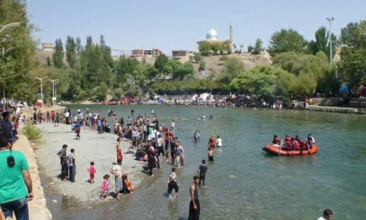 خانه روستایی زیبا نزدیک رودخانه خروشان زاینده رود