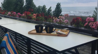 استأجر وحدة مفروشة أنيقة ومريحة مع إطلالة على البحر والسهل