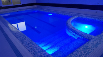 فيلا حديقة للإيجار مع حمام سباحة وجاكوزي في الداخل