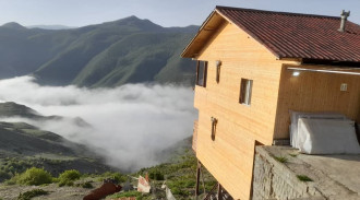 استئجار فيلا بواجهة خشبية (2)