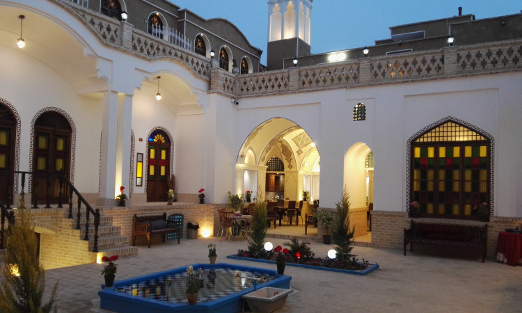 رزرو اقامتگاه سنتی آمیرزا کاشان(اتاق تریپل شاهنشین102)