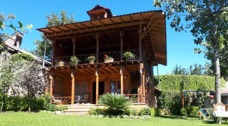 فيلا خشبية من ثلاثة طوابق للإيجار في قلعة رودخان