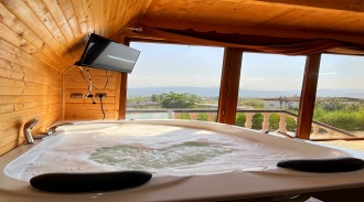 کلبه چوبی سوئیسی جکوزی دار بهشت پدری 1