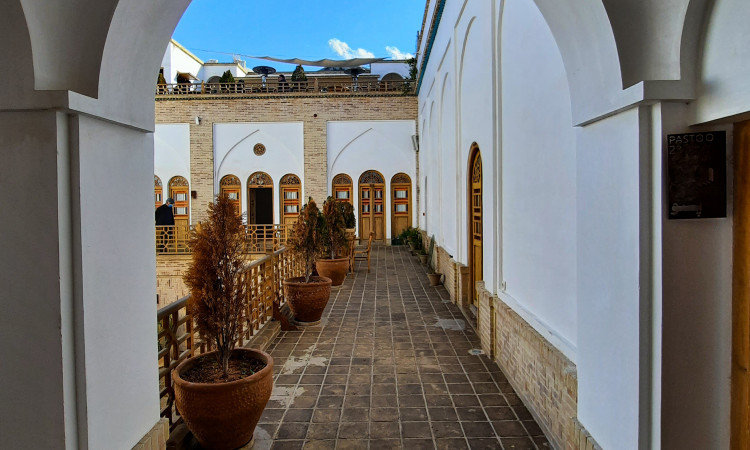 رزرو هتل عمارت سنگ پلوی (اتاق سه تخته سرداب دوم)